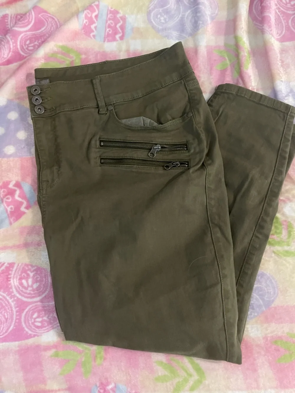 NWOT- Torrid Women’s Olive Green Zip-Pocket jogging Pants size 26R - Picture 1 of 2